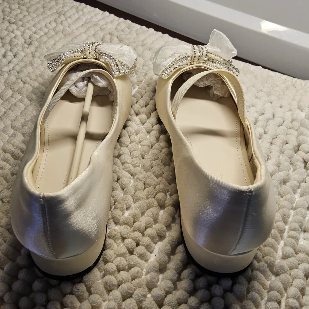NWOT Girls Size 4 Charming Kids Dress Shoes with Bow Accent Cream Colored